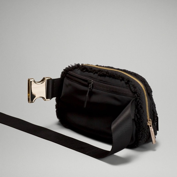 Lululemon Everywhere Fleece Belt Bag Black - Picture 5 of 13